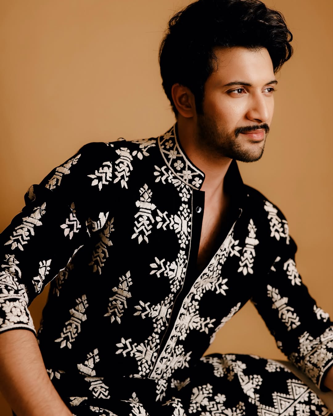 BLACK VELVET KURTA PAJAMA WITH EMBROIDERY