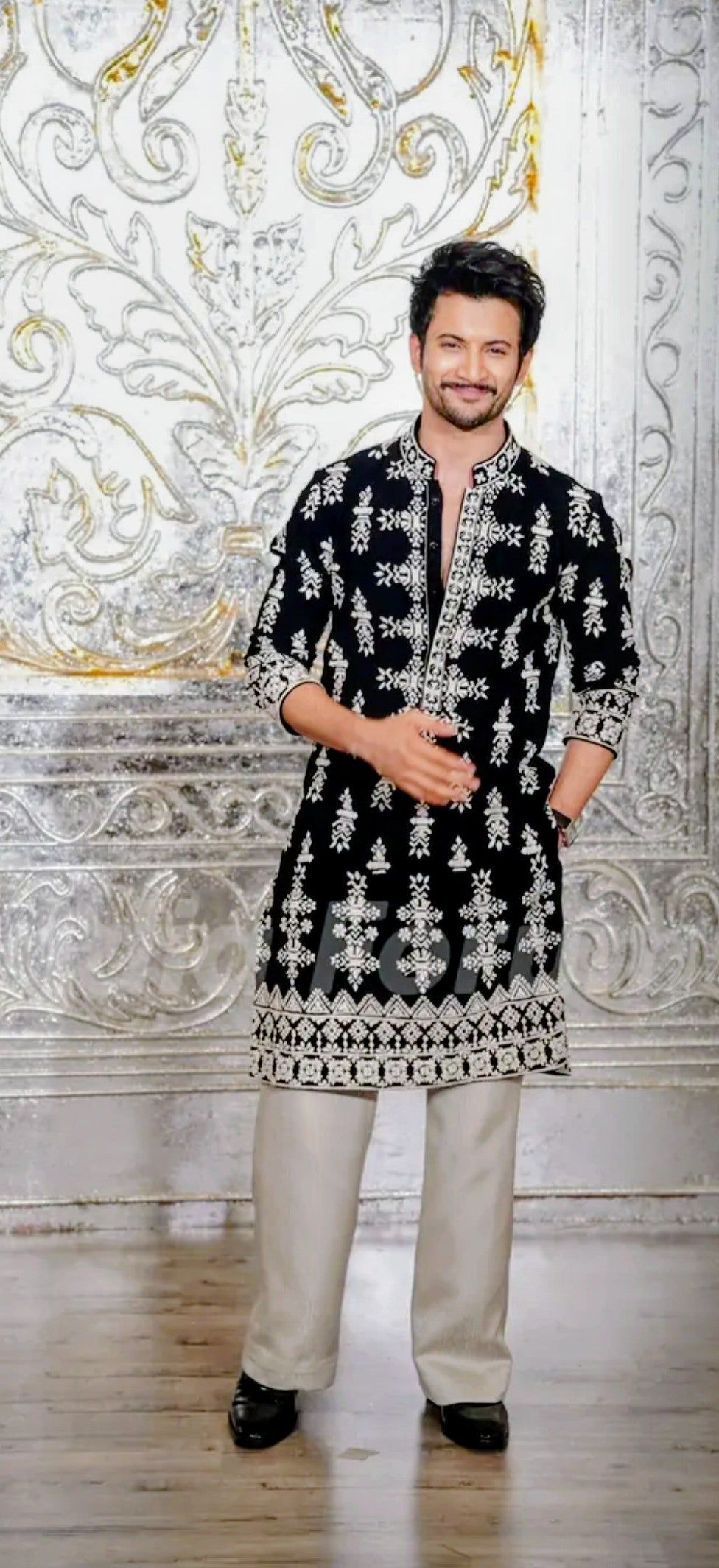 BLACK VELVET KURTA PAJAMA WITH EMBROIDERY